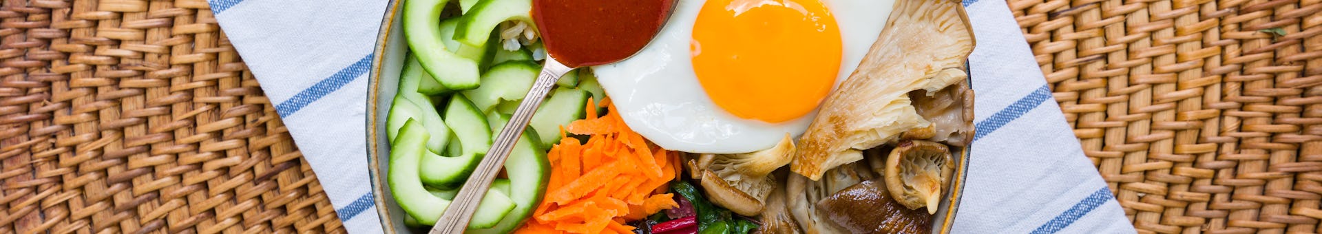 Wk 23 Bibimbap met snijbiet oesterzwammen komkommer peen spiegelei en Gochujang saus