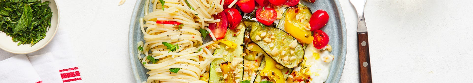 Gemarineerde groenten met citroenricotta spaghetti aglio e olio en tomaatjes | Maaltijdbox recepten