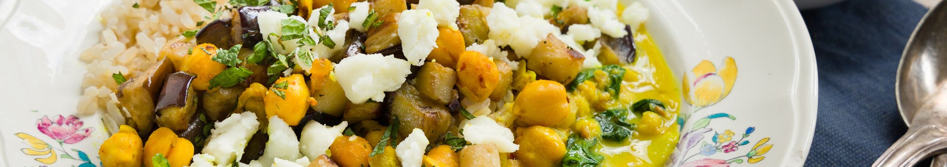 Wk 25 Hartverwarmende stoof met aubergine geprakte kikkererwten Nieuw Zeelandse spinazie feta en kori