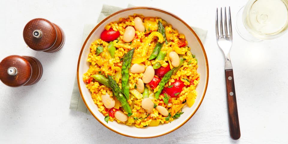 Vegan paella met groene asperges en boterbonen | recept uit de maaltijdbox