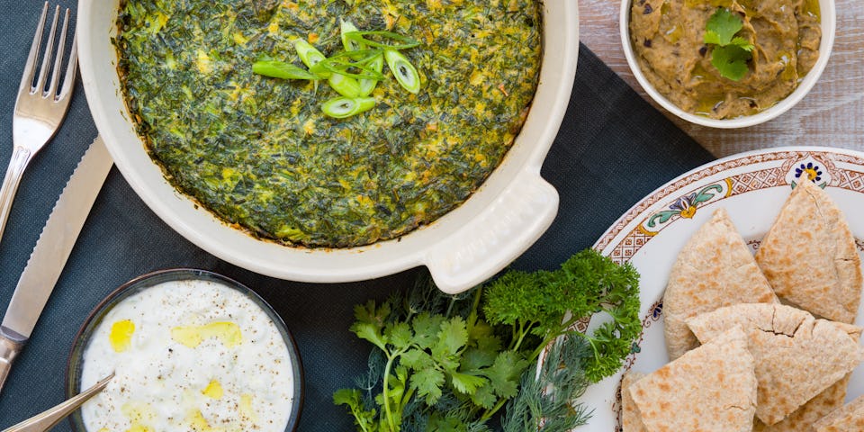 Wk 26 Kuku sabzi kruidenomelet met Mast e khiar yoghurtkomkommer dip auberginespread en pitabrood