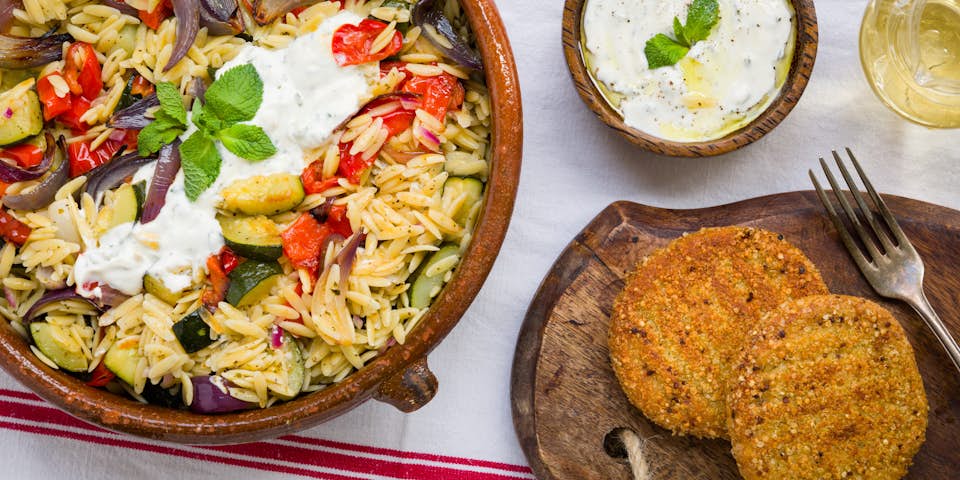 Falafelburger en Griekse orzosalade met gegrilde groenten en vegan muntyoghurt | Maaltijdbox recepten