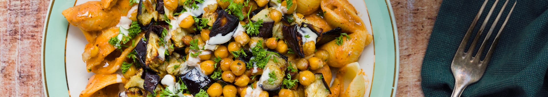 Wk 26 VGN Pastaschelpjes met rokerige aubergine kikkererwten en tahinsaus