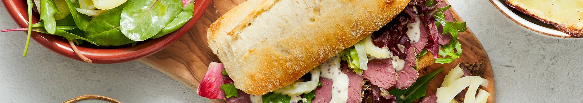 Ciabatta met ganzenpastrami van Wild van Wild ingelegde venkel aardappeltjes en een salade van babyleaf | Maaltijdbox recepten
