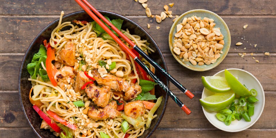 Snelle Pad Thai met kip, veel groenten en pinda’s | Maaltijdbox recepten