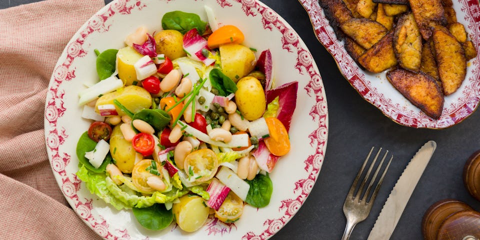 Wk 27 VGN Maaltijdsalade met krieltjes tempeh spek witte boontjes koolrabi roodlof en spinazie