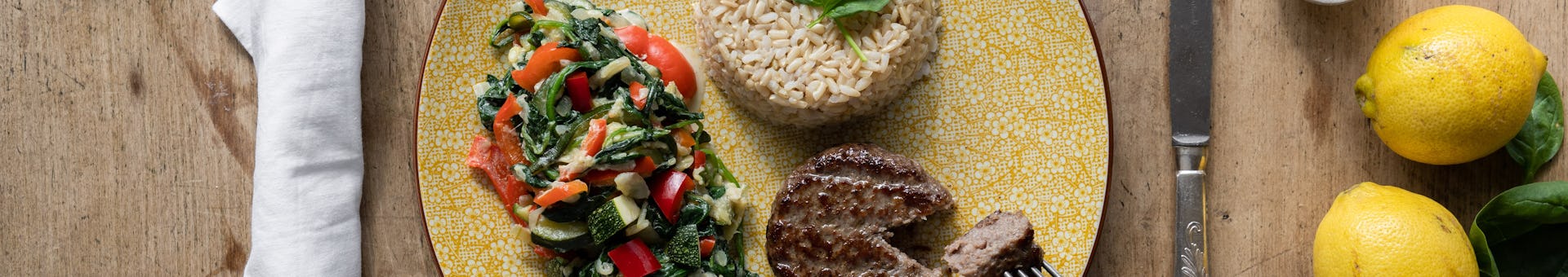 Runderburger met groentenroerbak en rijst recept | Maaltijdbox recepten