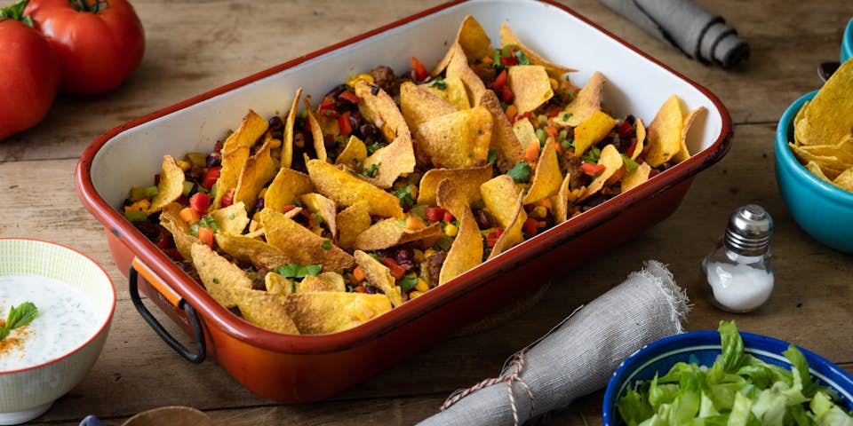 Chili sin carne met yoghurt overjarige kaas en tortillachips | maaltijdbox recepten