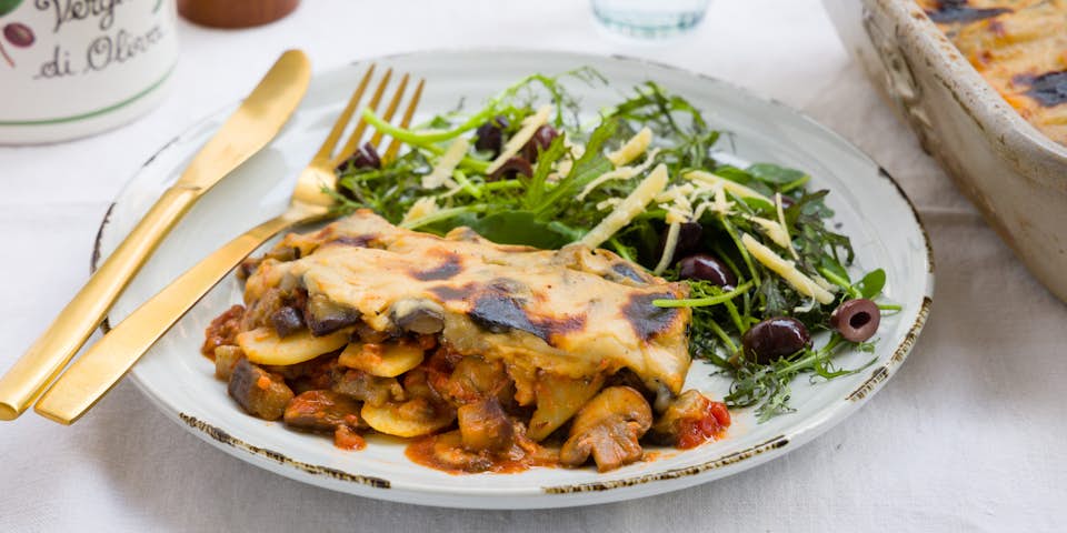 Vegetarische moussaka met een bite en rucola-mosterdblad salade | Maaltijdbox recepten