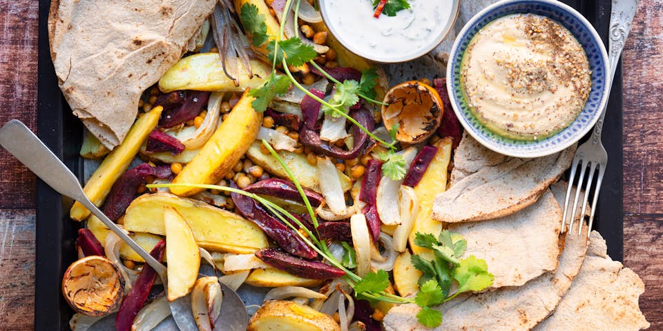 Traybake met Zaatar hummus veganyoghurtsaus en flatbread | Maaltijdbox recepten