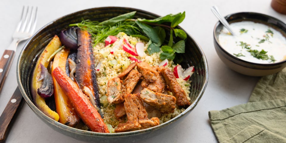 Wk 3 VGN Vegan shoarma met kruidencouscous regenboogpeen en vegan yoghurtsaus