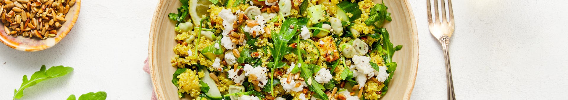 Quinoasalade met verse tuinbonen courgette komkommer munt feta en zonnebloem citroen knoflookcrunch | Maaltijdbox recepten