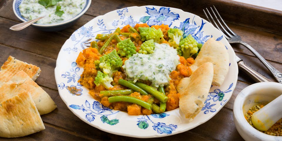 Indiase linzencurry met sperziebonen romanesco naanbrood en komkommer raita | Maaltijdbox recepten