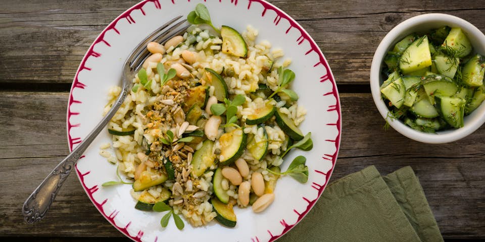 Ziltige postelein risotto met cannelliniboontjes, en zonnebloem-citroen-knoflookcrunch en fris komkommerslaatje | Maaltijdbox recepten