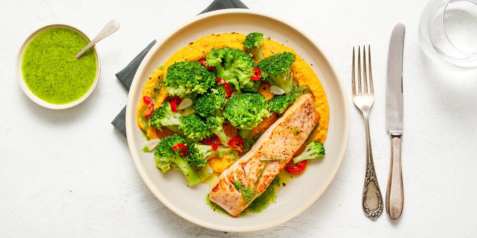 Zalmfilet met linzenpuree citroen knoflook broccoli en bieslookolie | Maaltijdbox recepten
