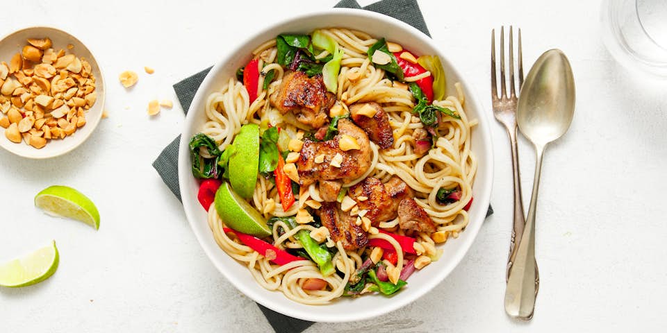 Supersnelle Pad Thai met kip regenboogsnijbiet en pindas | Maaltijdbox recepten