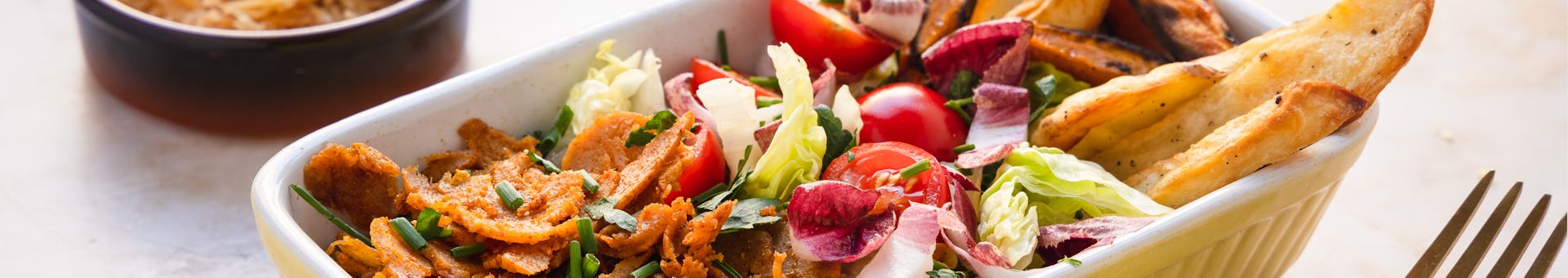 Wk 31 Vegetarische Karma Kebab met aardappelwedges sla roodlof cherrytomaatjes oude kaas en pittige knoflookdressing