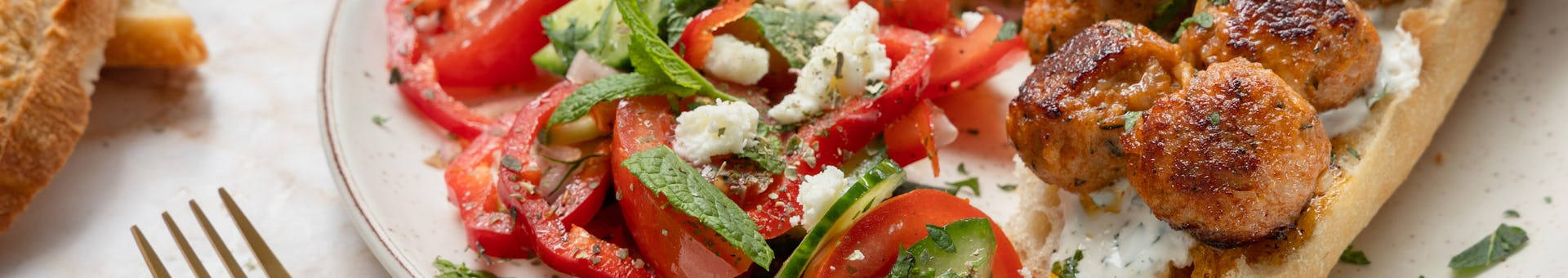 Kipköfte op brood met yoghurtsaus en Griekse salade met feta | Maaltijdbox recepten