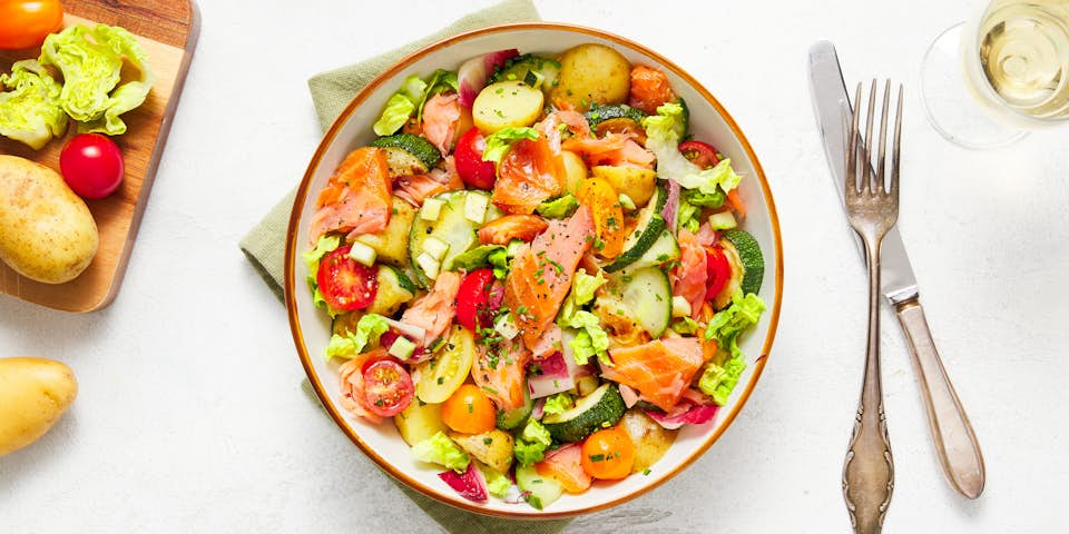 Krieltjessalade met warmgerookte zalm baby romainesla en gekleurde tomaatjes | Maaltijdbox recepten