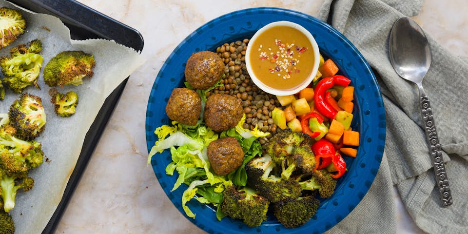Linzenbowl met burnt broccoli tahin en falafel | Maaltijdbox recepten