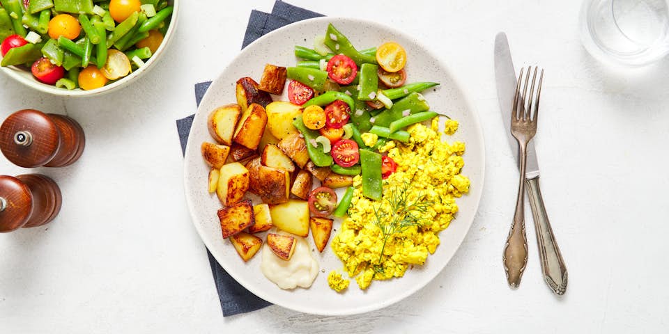 Scrambled tofu met kala namakzout snijbonensalade en gebakken aardappeltjes | Maaltijdbox recepten