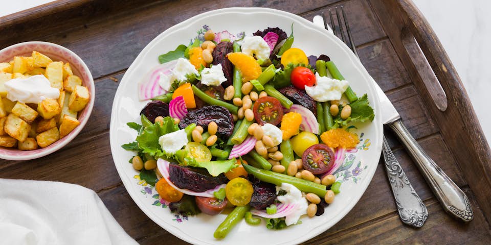 Royale maaltijdsalade met chioggia en rode biet sperziebonen mozzarella di bufala en gebakken aardappelen | Maaltijdbox recepten