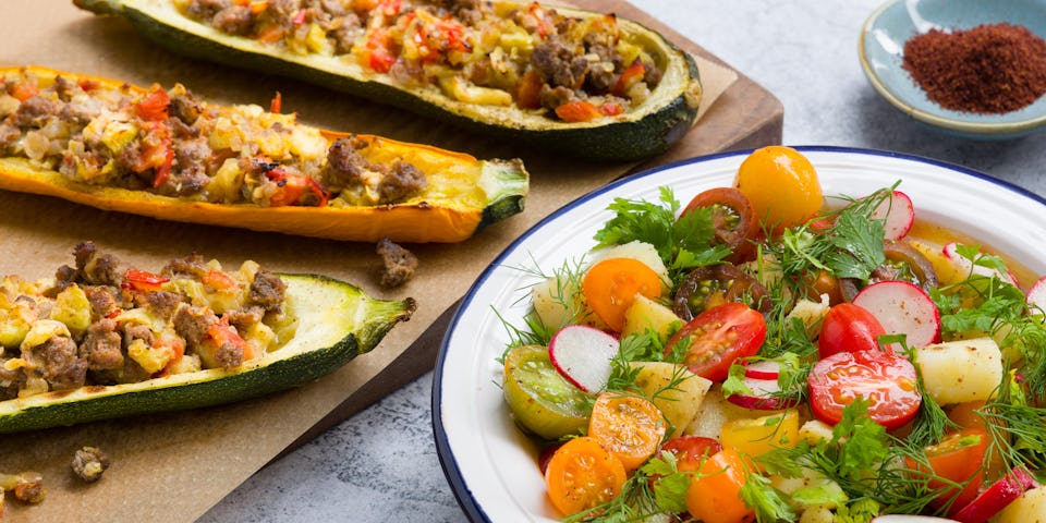 Courgettebootjes met Midden-Oosters za’atargehakt en  tomaten-aardappelsalade met sumak en veel verse kruiden | Maaltijdbox recepten