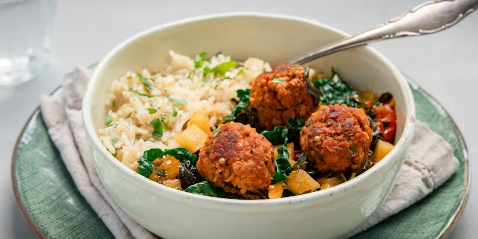 Midden Oosterse vegan gehaktballetjes in tomatensaus met palmkool en rijst | Maaltijdboxen recepten