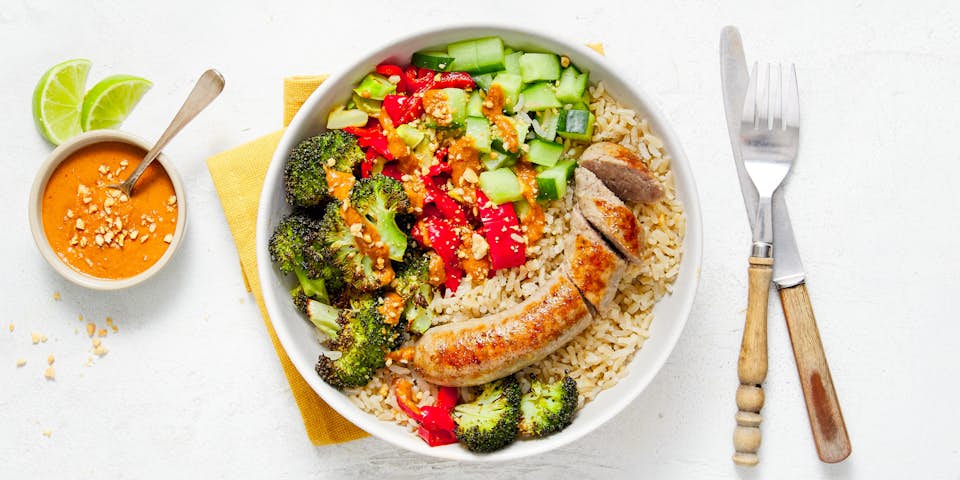 Thaise bowl met limoenblad peper braadworst burnt broccoli paprika komkommer en pittige soja pindasaus | Maaltijdbox recepten