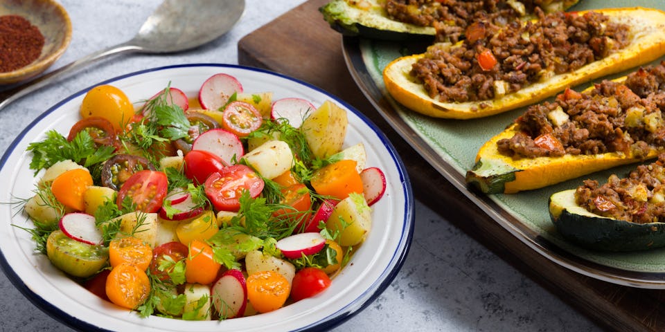 Wk 37 VGN Courgettebootjes met Midden Oosters vegan gehakt en tomaten aardappelsalade met sumak en veel