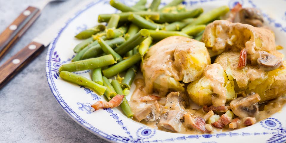Opperdoezer aardappelen met romige spek mosterd champignonsaus en frisse sperzieboontjes | Maaltijdbox recepten