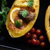 Spaghettipompoen gevuld met Midden-Oosterse gehaktballetjes in kruidige tomatensaus