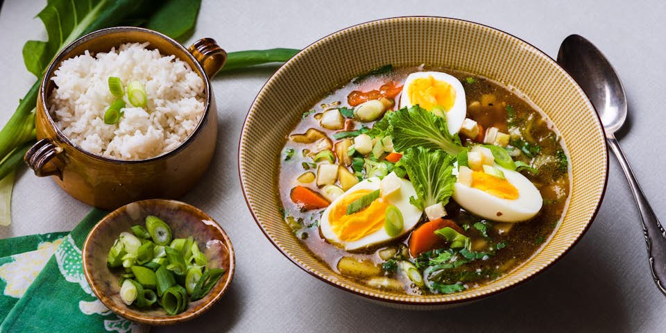 Vegetarische Rawon Soto van Bartje Boemboe met knolselderij, paksoi, een eitje en bosui | Maaltijdbox recepten