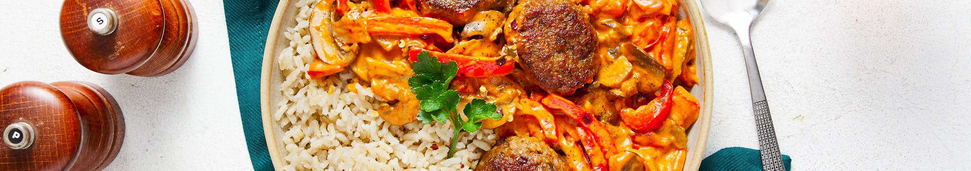 Kipballetjes in romige stroganoff saus met groenten en zilvervliesrijst | Maaltijdbox recepten