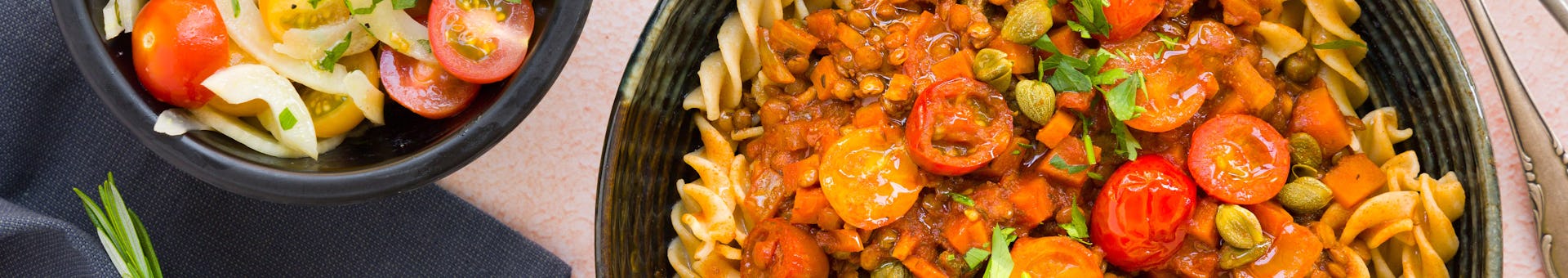 Wk 42 Fusilli met umamibom linzen ragusaus en tomaten venkelsla