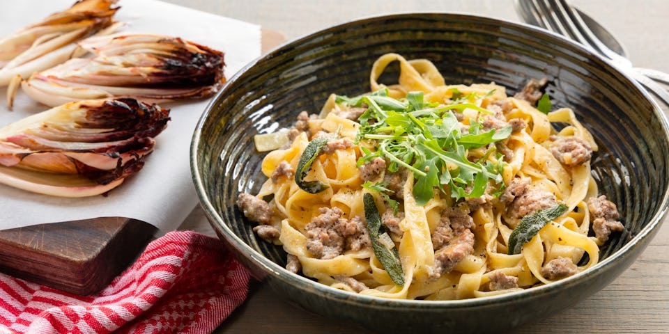 Tagliatelle met gehakt in salieroomsaus en geroosterde roodlof | Maaltijdbox recepten