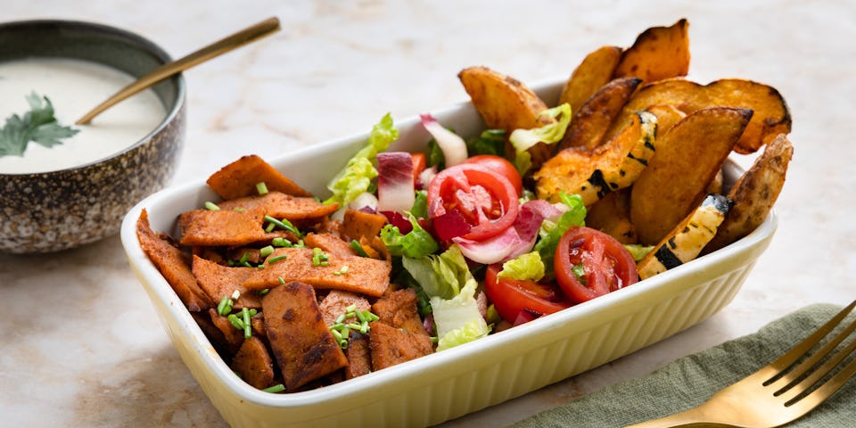 Vegan kapsalon met Karma Kebab, aardappel- en pompoenfrietjes, roodlof, cherrytomaatjes en pittige knoflooksaus | Maaltijdbox recepten