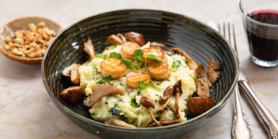 Smeuïge witte bataat-aardappelpuree met waterkers, vegan ‘coquilles’, paddenstoelen en hazelnotencrunch | Maaltijdbox recepten