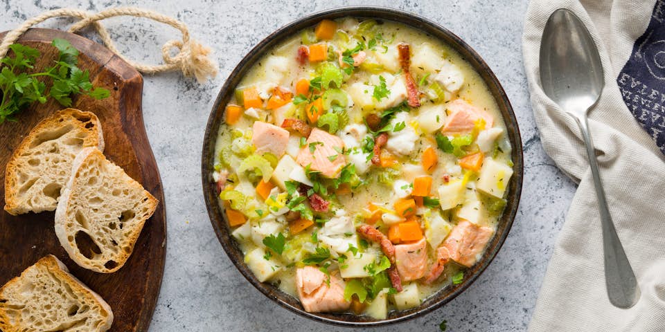 Vis chowder met bleekselderij peen prei en brood | Maaltijdbox recepten