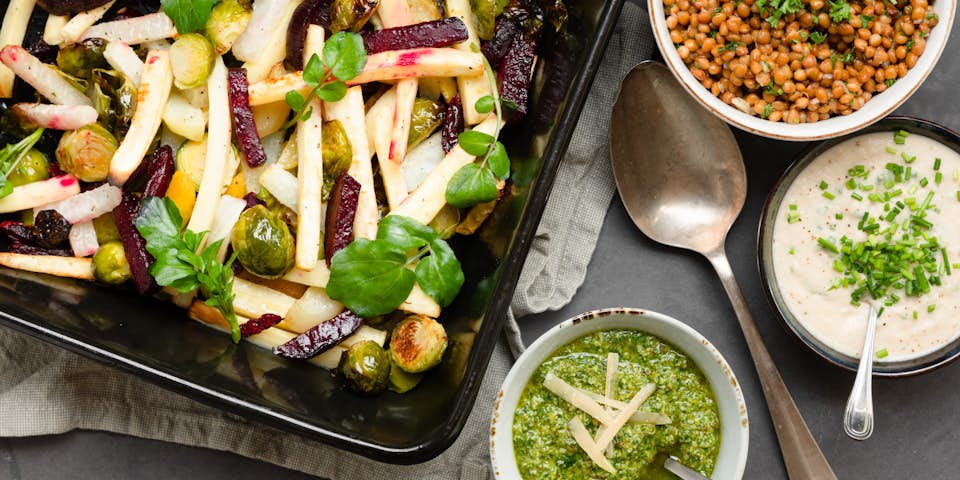 Geroosterde groenten met balsamicolinzen, romige cannellinibonendip en rucolapesto met oude geitenkaas | Maaltijdbox recepten