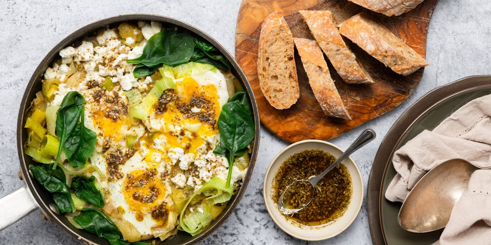 Gesmoorde prei met Hollandse ‘feta’, eieren en ciabatta | Maaltijdbox recepten