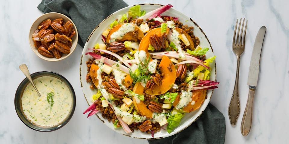 Maaltijdsalade met geroosterde flespompoen en wortelpeterselie linzen pecannoten en een frisse herfstdressing | Maaltijdbox recepten