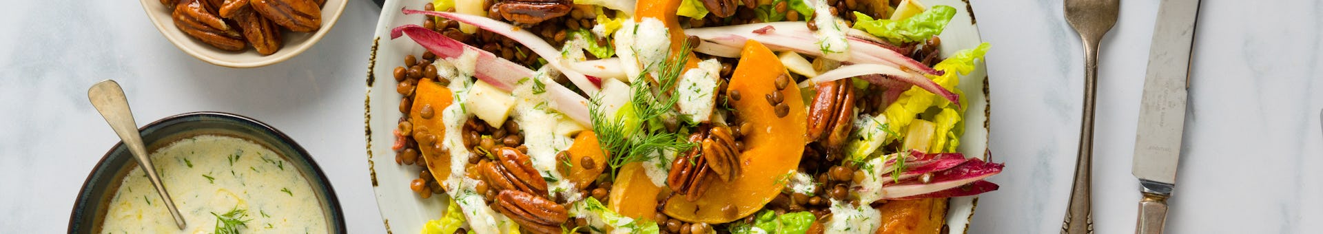 Maaltijdsalade met geroosterde flespompoen en wortelpeterselie linzen pecannoten en een frisse herfst salade | Maaltijdbox recepten