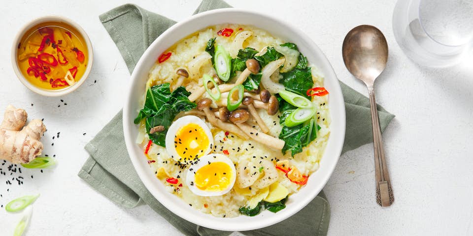 Chinese congee rijstsoep met bundelzwammetjes bosui paksoi een eitje chili knoflookolie en nigellazaad | Maaltijdbox recepten