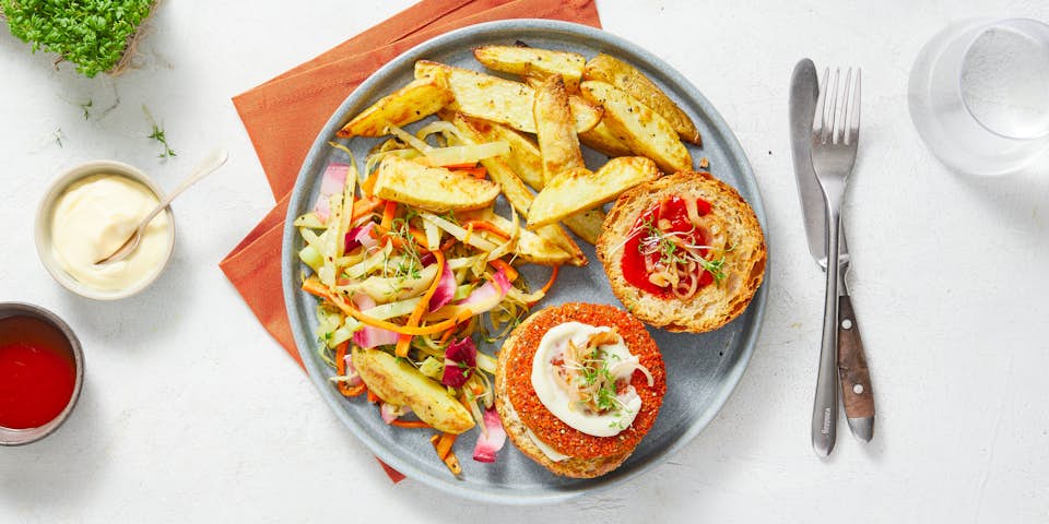 BOON chiliburger op een broodje met sjalot gebakken Agria en geroerbakte wintergroenten en tuinkers | Maaltijdbox recepten