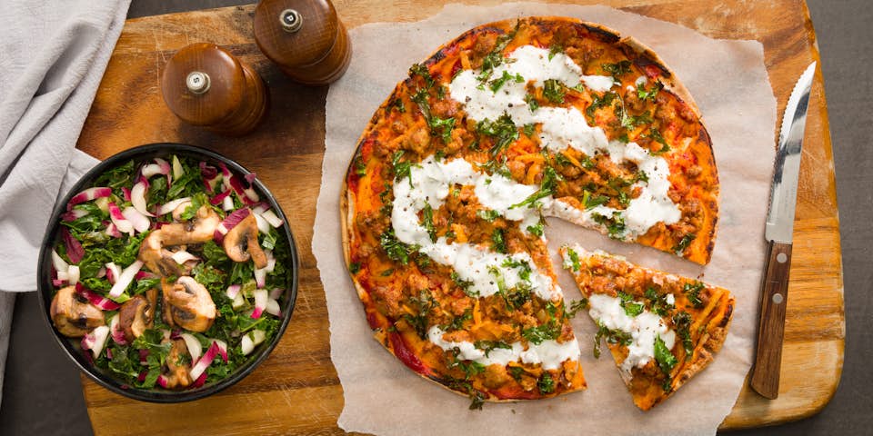 Flatbreadpizza met kipkoftegehakt en boerenkoolsalade met kastanjechampignons | Maaltijdbox recepten
