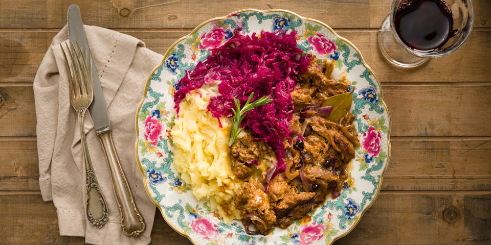 Vegan hachee met aardappel knolselderijpuree en rode kool met rozemarijn | Maaltijdbox recepten