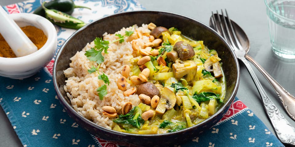 Gele curry van On Off Spices met paksoi, prei, kastanjechampignons, pinda’s en basmatirijst | Maaltijdbox recepten