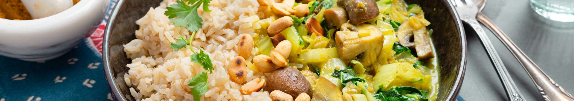 Wk 5 Zelfgemaakte gele curry met paksoi prei kastanjechampignons pindas en zilvervliesrijst