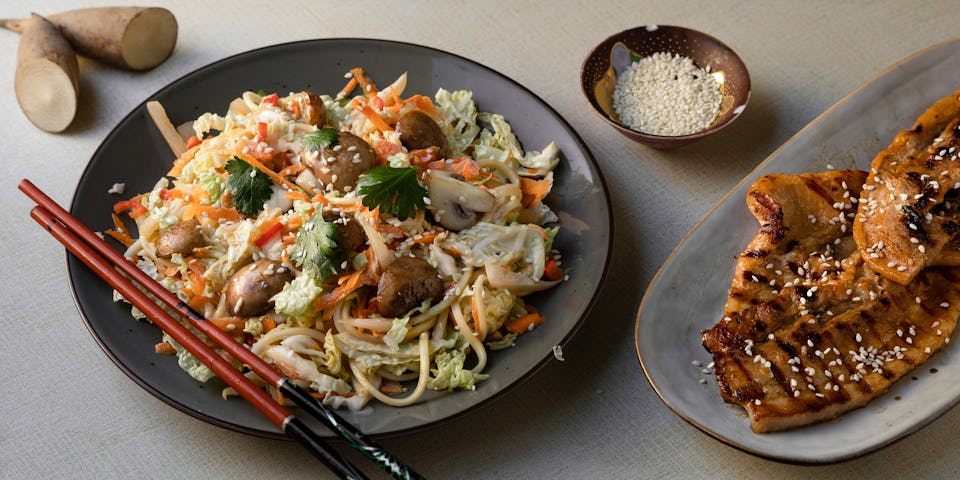 Wk 50 Oosterse speklapjes en noedelsalade met Chinese kool en kastanjechampignons
